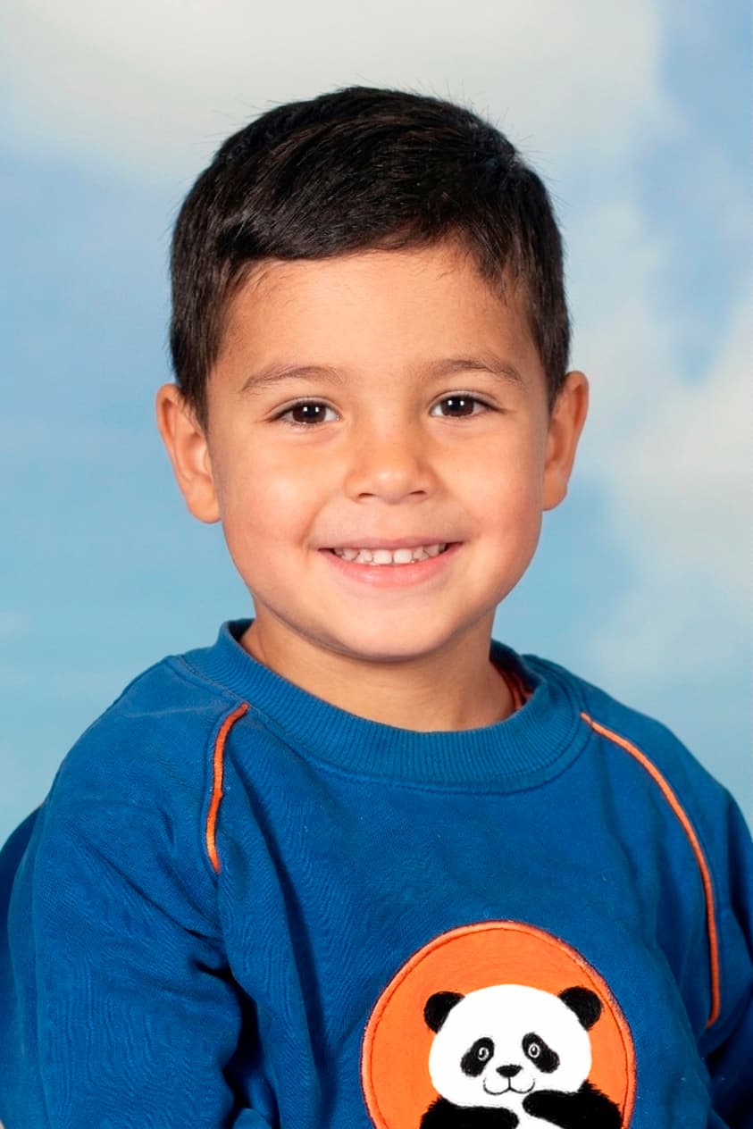 Retrato profesional de un alumno con fondo cielo