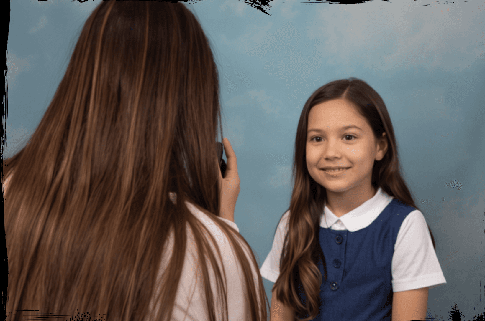 Mariela Fueyo fotografiando a una alumna en una jornada escolar