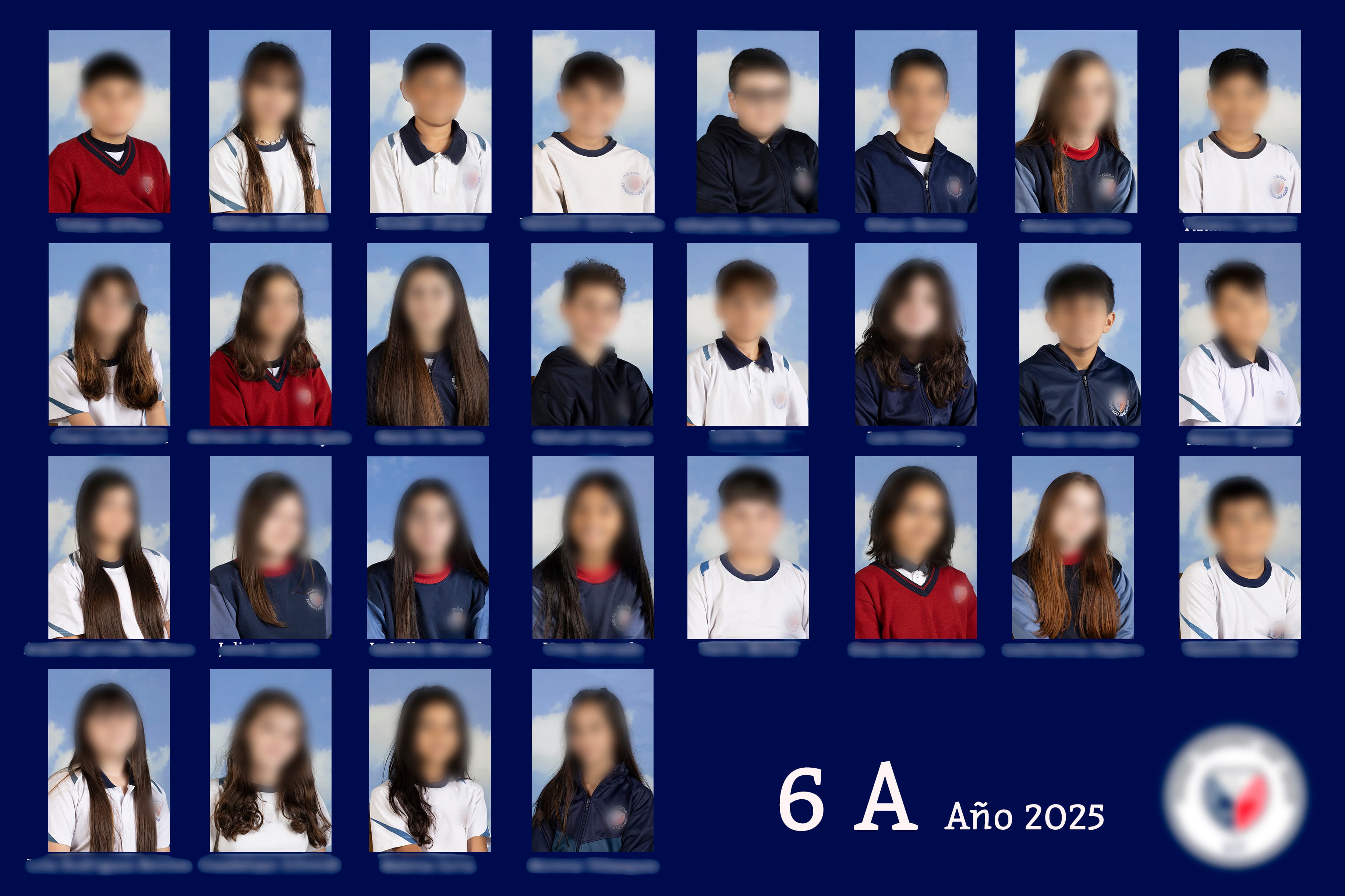 Página de anuario con el collage de retratos de todo el curso y el año
