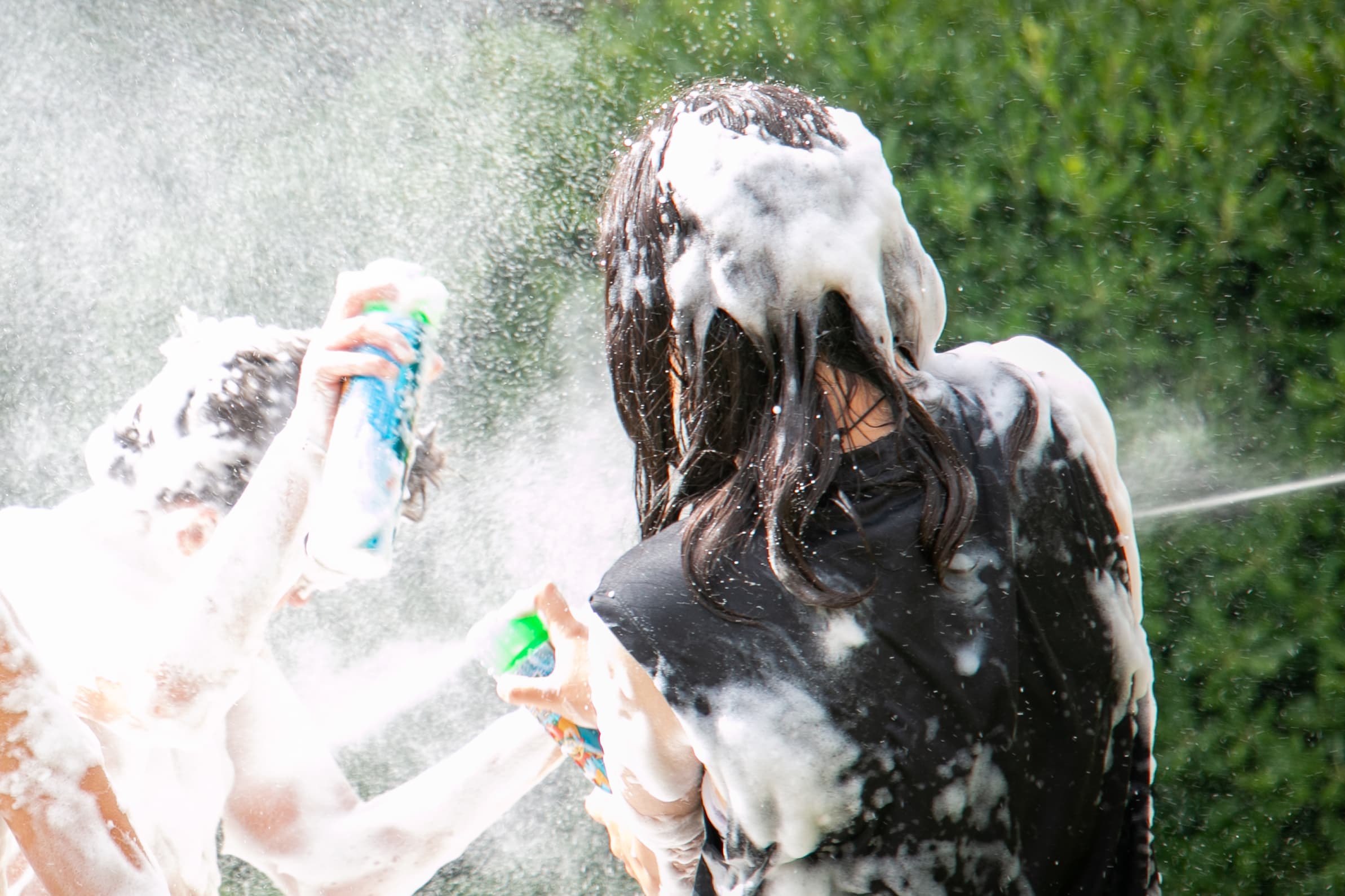 Alumnos celebrando con espuma en la fiesta de fin de curso